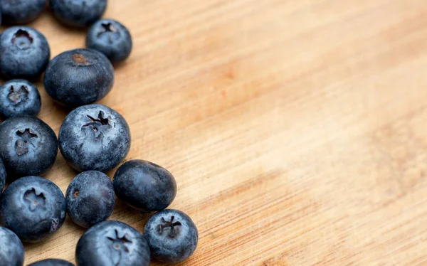 Matang Blueberry Close Pada Kayu Latar Belakang Dengan Ruang Terbuka — Stok Foto