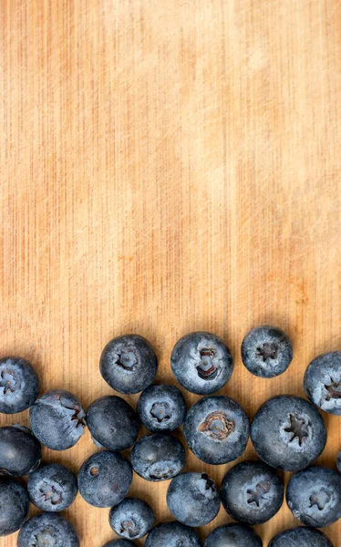 Blueberry Masak Latar Belakang Kayu Dengan Ruang Terbuka Satu Sisi — Stok Foto