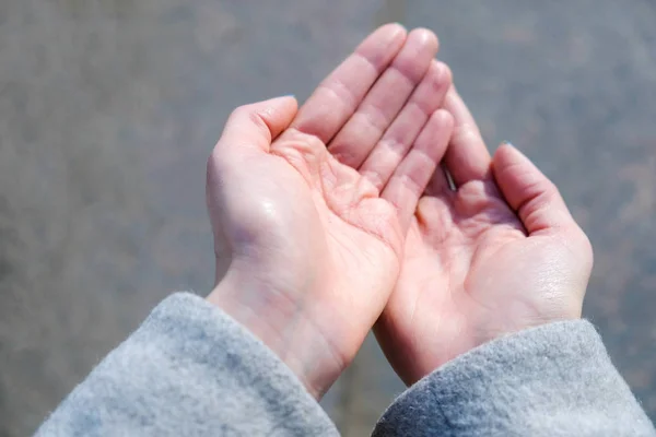 Close Mãos Xícara Mulher Asfalto Como Fundo Símbolo Pobreza — Fotos gratuitas