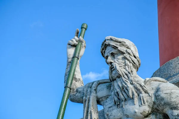 Estátua Homem Coluna Rostral Dos Símbolos São Petersburgo São Petersburgo — Fotografia de Stock