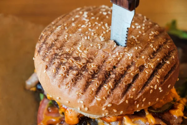 Bıçak Ile Hamburger Yakın Çekim Taze Lezzetli — Ücretsiz Stok Fotoğraf