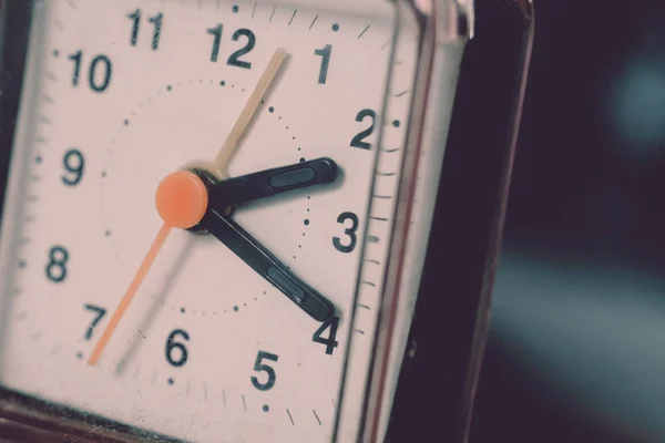 Close Relógio Alarme Preto Com Cara Relógio Branco Tonificado — Fotografia de Stock