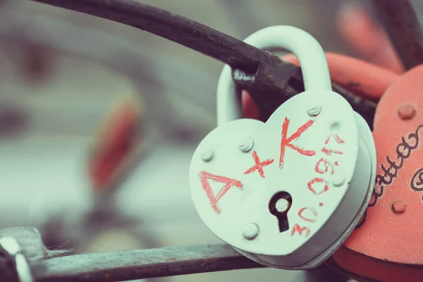 Gembok Cinta Putih Dan Merah Terkunci Jembatan Simbol Pernikahan Dan — Stok Foto