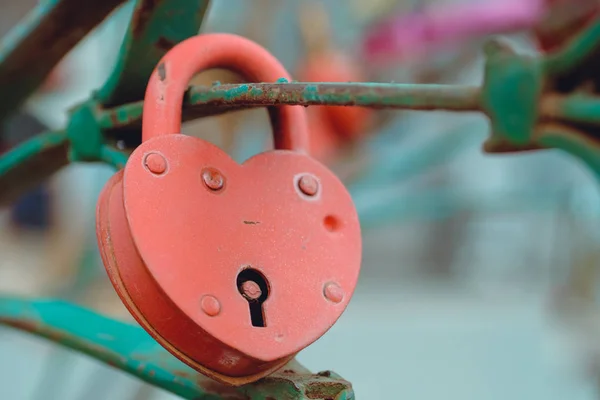 Gembok Cinta Merah Terkunci Jembatan Simbol Pernikahan Dan Cinta Abadi — Stok Foto