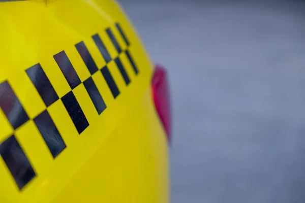 黒正方形の黄色のタクシー — ストック写真