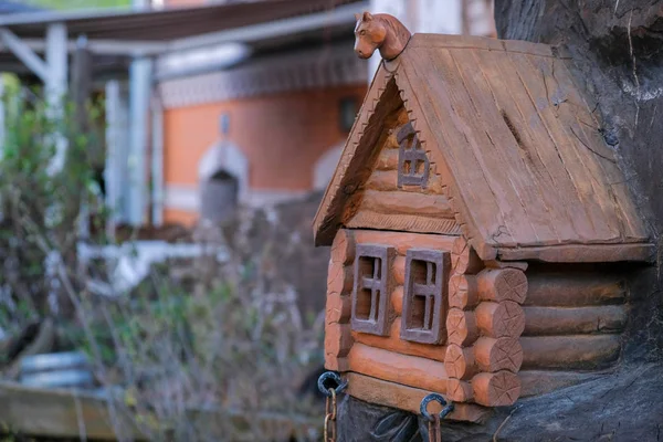 Giocattolo Legno Intagliato Casa Marrone Con Finestre All Aperto — Foto Stock