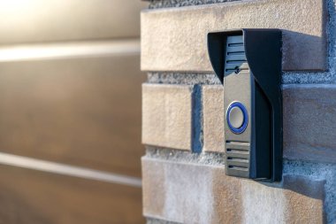 garaj girişinde bir tuğla duvara siyah interkom