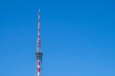 Televizyon kulesi üzerinde mavi bir gökyüzü görünümü