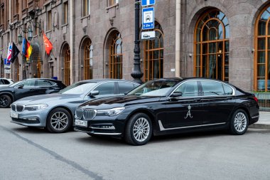 Siyah ve gri Bmw arabalar üzerinde sokak Saint-Petersburg, Rusya Federasyonu Park. Mayıs, 05, 2018