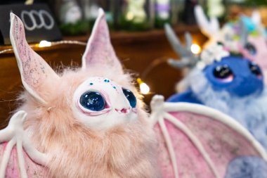 Rusya, St.Petersburg - 05 Mayıs 2018: Epic Con 2018.Fantastic tüylü oyuncaklar. Yarasalar.