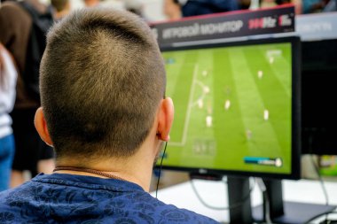 Rusya, St.Petersburg - 05 Mayıs 2018: Destansı Con 2018. Genç adam bilgisayar futbol oynarken