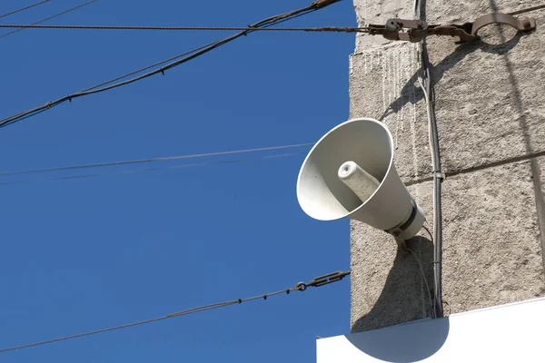 Speaker Sulla Facciata Build Sopra Cielo Blu — Foto Stock