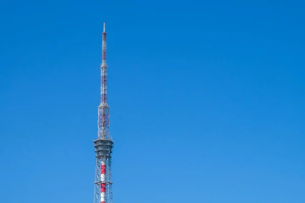 Vista Torre Televisão Sobre Céu Azul — Fotografia de Stock Grátis