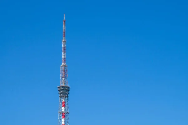 Widok Wieży Telewizyjnej Błękitne Niebo — Darmowe zdjęcie stockowe