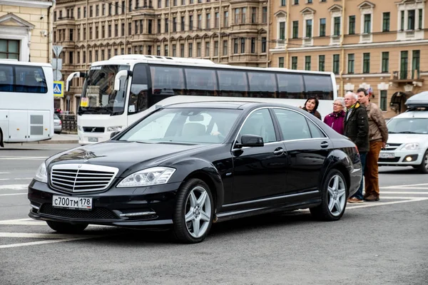Siyah Mercedes benz sokak Saint-Petersburg, Rusya Federasyonu üzerinde park etmiş. Mayıs, 05, 2018