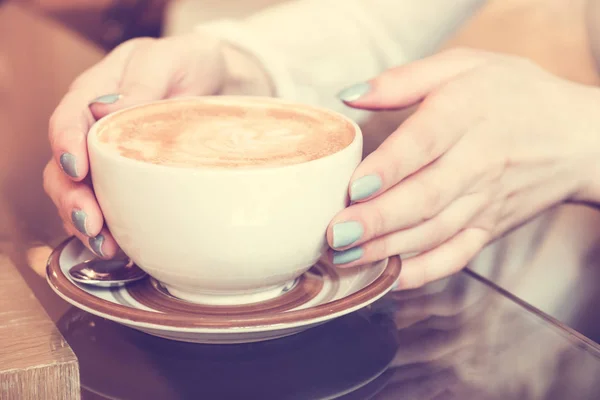 Mãos Mulher Seguram Xícara Café Quente Pires Tonificado — Fotografia de Stock