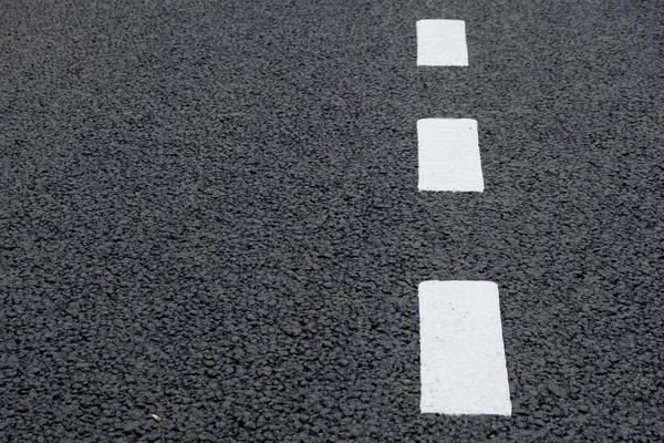 Beyaz çizgili arka plan asfalt taneli yüzeyle