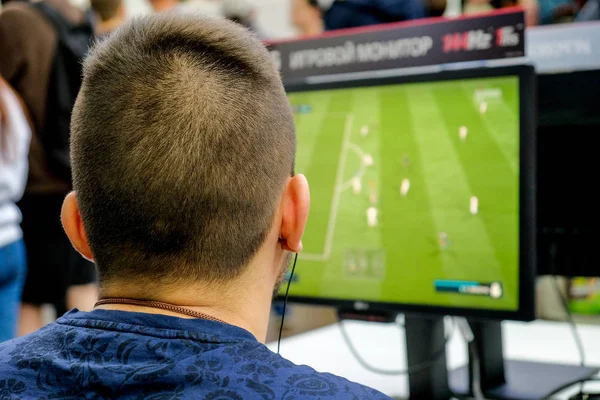 Rusya, St.Petersburg - 05 Mayıs 2018: Destansı Con 2018. Genç adam bilgisayar futbol oynarken