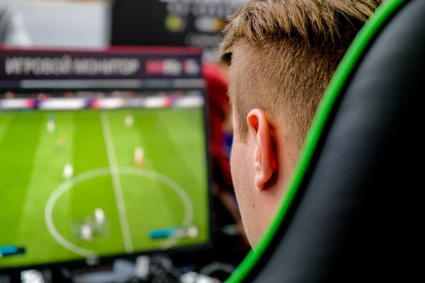 Rusya, St.Petersburg - 05 Mayıs 2018: Destansı Con 2018. Genç adam bilgisayar futbol oynarken