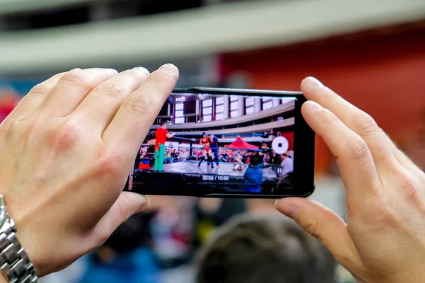 Rusya, St.Petersburg - 05 Mayıs 2018: güreş bir smartphone cep telefonu ile ilgili bir video kayıt Epic Con 2018.Man.