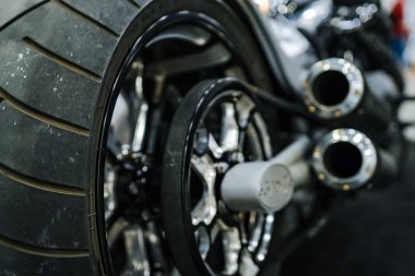 Bir motosiklet egzoz boruları ile arkadan görünüş.