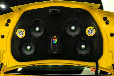 Yapılı-içinde müzik hoparlörler arabanın bagajında. Güçlü ses sistemi.