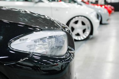 Siyah araba Far yakın çekim. Pahalı, spor otomatik kavramı. Ayarlama kavramı. Modern prestijli otomobil Far.