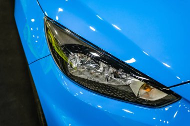 Lüks mavi araba Far yakın çekim. Pahalı, spor otomatik kavramı. Ayarlama kavramı. Modern prestijli otomobil Far.