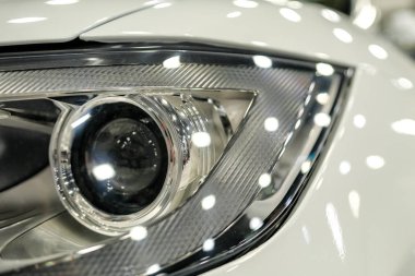Lüks beyaz araba Far yakın çekim. Pahalı, spor otomatik kavramı. Ayarlama kavramı. Modern prestijli otomobil Far.