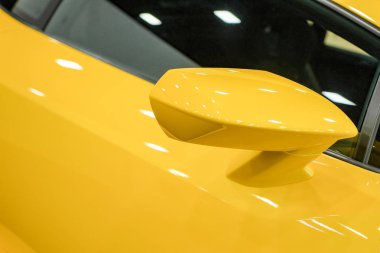 Yakın çekim yan ayna bir sarı spor araba. Dikiz aynası.