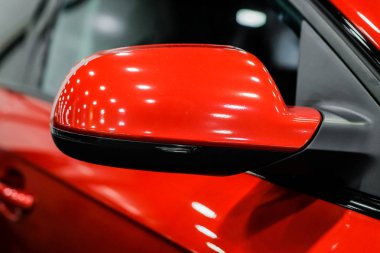 Yakın çekim yan ayna bir kırmızı spor araba. Dikiz aynası.