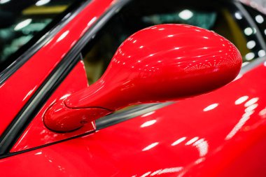 Yakın çekim yan ayna bir kırmızı spor araba. Dikiz aynası.