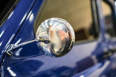 Yakın çekim yan ayna mavi bir eski araba. Dikiz aynası.