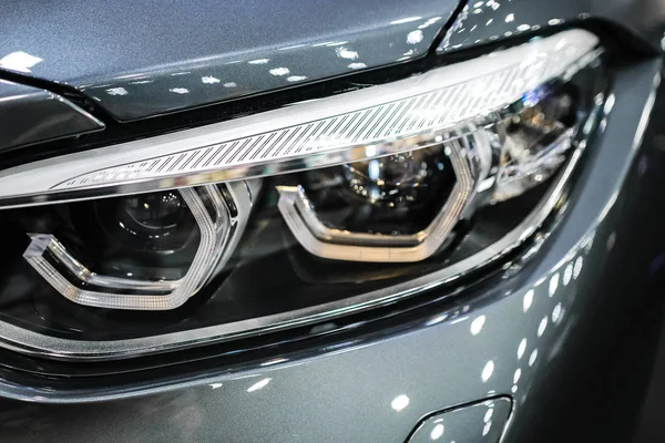 Lüks mavi araba Far yakın çekim. Pahalı, spor otomatik kavramı. Ayarlama kavramı. Modern prestijli otomobil Far.