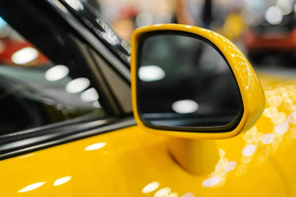 Κινηματογράφηση Πρώτο Πλάνο Καθρέφτης Πλευρά Του Ένα Κίτρινο Σπορ Αυτοκίνητο — Φωτογραφία Αρχείου