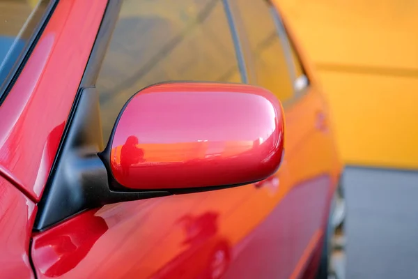 Close Espelho Lateral Carro Esportivo Vermelho Espelho Retrovisor — Fotografia de Stock