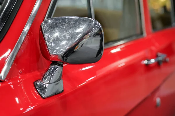 Feche Espelho Lateral Carro Velho Vermelho Espelho Retrovisor — Fotografia de Stock