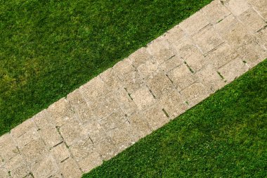 Çimlerin arasında eski bir taş ile kaplı bir yol