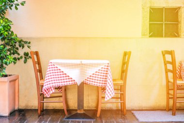 Bir yaz kafe bir Avrupa şehri sokak tablosu. Parlama