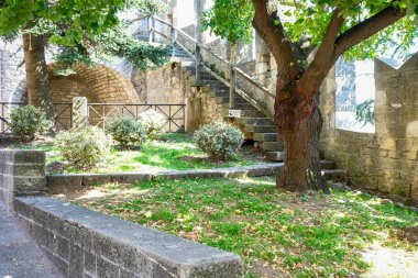 Bir ortaçağ kalesi yaz aylarında güzel park.