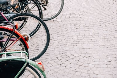 Park edilmiş Bisiklet yolda. Kopya alanı.