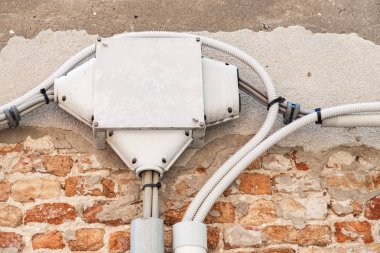 Bir tuğla duvara modern elektrik kablolama.