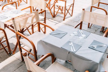 Tablolar yaz kafe-restoran şehir sokak hizmet.