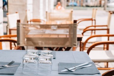 Tablolar yaz kafe-restoran şehir sokak hizmet.