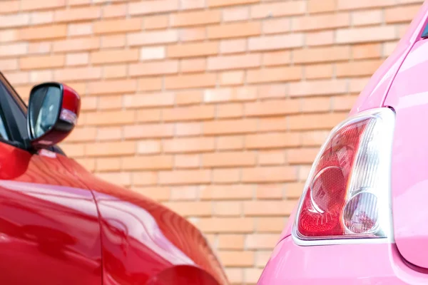 Kırmızı Araba Yan Ayna Pembe Araba Kuyruk Işığı Tuğla Arka — Stok fotoğraf