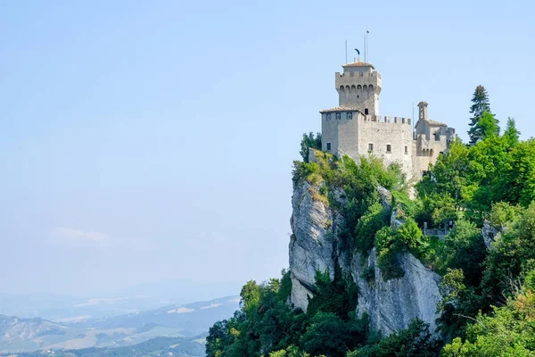 Güzel manzara mavi gökyüzüne karşı Avrupa kalesinin. İtalya, San Marino.