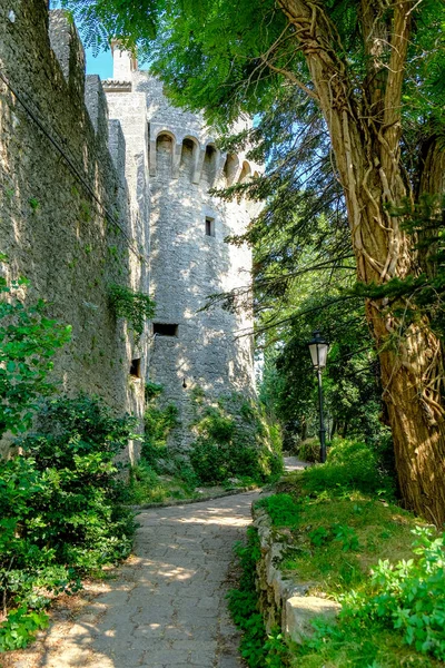 Hermosa Vista Parque Dentro Castillo Europeo Contra Cielo Azul Italia — Foto de Stock