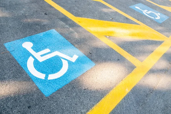 Immagine Dei Segni Dei Luoghi Persone Con Disabilità Nel Parcheggio — Foto Stock