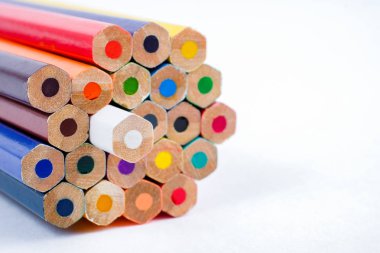 Beyaz arka plan üzerinde renkli kalemler kapatalım. Çizim araçları kavramı.