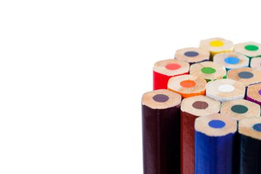 Beyaz arka plan üzerinde renkli kalemler kapatalım. Çizim araçları kavramı. Kopya alanı.